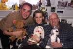 Hilversum 4 december 2000
Daphne Deckers met 5000 knuffels bij Radio Nationaal met Jan Rietman en Henk Bres.