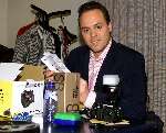 Eindhoven 22 November 2002
Frans Bauer heeft net een nieuwe NIKON Camera ontvangen