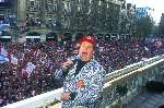 Hans Versnel optredend op het Leidse Plein i.v.m. Kampioenschap AJAX 1995