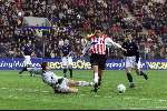 Eindhoven, 9 december 2001
Kompetitie Seizoen 2001/2001
PSV - FC Twente, eindstand 1-0
Sander Boscker wil zijn oud teamgenoot Jan Venngeoor of Hesslink proberen het scoren te beletten.