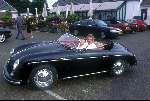 Jan des Bouvrie met zijn Porsch Cabriolet Classic Car