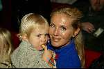 Kaatsheuvel 8 december 2002
Premiere wintershow in efteling.
Mandy Huydts met  zoontje