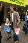 Alkmaar 5 december 2002
Marco Borsato en Luca en Mary op weg naar het ziekenhuis