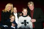 Kaatsheuvel 8 december 2002
Premiere wintershow in efteling.
Marga Bult met man Jan v Ingen en kinderen