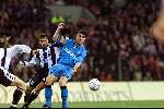 EINDHOVEN 6 december 2001
PSV -PAOK Saloniki 4-1
Mark v Bommel in duel met Feutchine