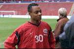 Eindhoven, 5 december 2001
De laatste training van PSV voor de tweede wedstrijd tegen PAOK
De 18 jarige rechtsbuiten van het tweede elftal van PSV is toegevoegd aan de selektie vanwege de grote ziekenboeg
NYAN WAU

PETER SMULDERS BV