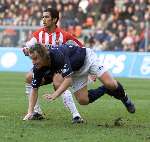 Eindhoven, 9 december 2001
Kompetitie Seizoen 2001/2001
PSV - FC Twente, eindstand 1-0
Ramzi in duel met Patrick Pothuizen