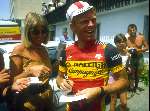 Peter winnen deelt handtekeningen uit op de rustdag van de Tour de France nadat hij een dag eerder de etapee naar Alpe D\'Uhez gewonnen had. 1983