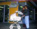 Romario met zijn vrouw Monica bij Bonito in eindhoven voor het uitzoeken van de babyuitzet