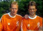 Ronald koeman en Erwin voor aanvang van het WK 1990 in Italie als columnisten voor Aktueel