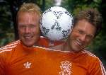 Ronald koeman en Erwin voor aanvang van het WK 1990 in Italie als columnisten voor Aktueel