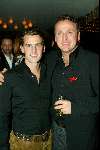 Amsterdam 19 december 2003
Orange Babies feest in Panama te Amsterdam.
Gordon met zijn vrien Jacob en een glaasje wijn