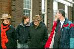 Amsterdam 28 december 2003
Prinses Maxima en Prinses Amalia wandelen met ouders Maxima en broer en zus bij Paleis op de Dam.
Jorge Zorreguita met vrouw en beveiliging