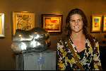 Amsterdam 6 december 2003
Opening van de antiek en kunstbeurs Pan in de Rai.
Judith Heinsbroek bij een kunstwerk van haar.