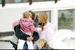 Lech 21 december 2003
Linda de Mol op Vakantie met haar kinderen 
Hier samen met haar dochter Noa de Mol en zoontje Julian de Mol en vriend Sander Vahle
Wintersport