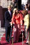 Den Haag 3 juli 2001
Prins Willem Alexander en Maxima bezoekn de Staten Generaal nadat hun huwelijk goedgekeurd is.
Op krukken