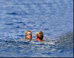 Porto Ercole 6 augustus 2003
Prinses Maxima in badpak  en Prins Willem Alexander in zwembroek zwemmend bij de jumbo VI