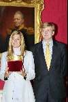 Den Haag 9 januari 2002
Prins Willem Alexander en Maxima krijgen kroon overhandigd door Jos van den Elzen op paleis Noordeinde.