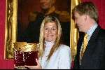 Den Haag 9 januari 2002
Prins Willem Alexander en Maxima krijgen eerste postzegeloverhandigd door Peter Bakker op paleis Noordeinde.