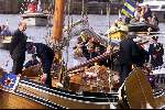Leeuwarden 10 oktober 2001
Prins Willem Alexander en Maxima bezoeken de provincie Friesland.  Ed Nijpels  Skutsje