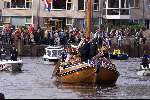 Leeuwarden 10 oktober 2001
Prins Willem Alexander en Maxima bezoeken de provincie Friesland.  Ed Nijpels  Skutsje
