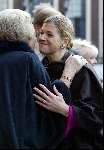 Den Haag 11 december 2002
Prinses Maxima kust Koningin Beatrix bij uitreiking van de Prins Claus prijzen