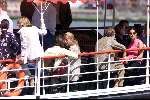Amsterdam13 mei 2001
Prins Constatijn en Laurentien Brinkhorst varen met radarboot Kapitein Kok en hun vrienden.
Maxima