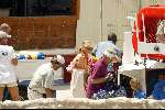 Curacao 14 augustus 2002
Maxima en Prins Willem Alexander de tas dragend