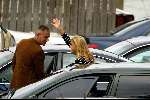 Muiden 17 juni 2002
Prinses Maxima op weg met bagage naar de  Groene Draeck.
Beveiliging
