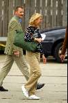 Muiden 17 juni 2002
Prinses  Maxima op weg met bagage naar de  Groene Draeck. Met beveiliging