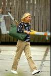 Muiden 17 juni 2002
Prinses  Maxima op weg met bagage naar de  Groene Draeck.