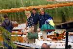 Muiden 17 juni 2002
Prins Willem Alexander en Prinses  Maxima op weg met bagage naar de  Groene Draeck.