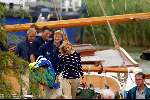 Muiden 17 juni 2002
Prins Willem Alexander en Prinses  Maxima op weg met bagage naar de  Groene Draeck.