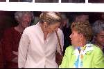 Den Haag 18 september 2001
Prinsjesdag 2001
Maxima en Prinses Christina zwaaien naar de Gouden Koets.