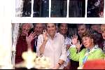 Den Haag 18 september 2001
Prinsjesdag 2001
Maxima en Prinses Christina zwaaien naar de Gouden Koets.