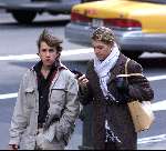 New York 20 februari 2000
Maxima wandelend door New York met haar jongste broer en met haar  gsm