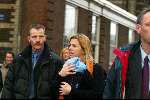 Amsterdam 28 december 2003
Prinses Maxima en Prinses Amalia wandelen met ouders Maxima en broer en zus bij Paleis op de Dam.
Peter Smulders bv