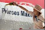 Schiphol 30 mei 2003
Maxima doopt met een fles champagne Martinair vliegtuig prinses Maxima