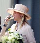 Schiphol 30 mei 2003
Maxima doopt Martinair vliegtuig prinses Maxima
Maxima drinkt een glaasje champagne