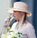 Schiphol 30 mei 2003
Maxima doopt martinair vliegtuig prinses Maxima
Maxima drinkt een glaasje champagne