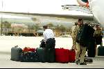 Curacao 7 mei 2002
Vertrek Prins Willem Alexander en Maxima met de KBX
koffers Prins Willem Alexander en Maxima