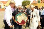 Curacao 13 augustus 2002
Prins Willem Alexander en PrinsesMaxima met schilderij