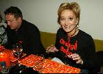 Amsterdam 19 december 2003
Orange Babies feest in Panama te Amsterdam.
Natasja Froger met het spelletje Bingo