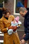 Weesp 1 december 2003
Pernille la Lau met vriend jongste baby