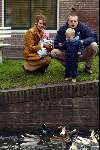 Weesp 1 december 2003
Pernille la Lau met vriend en kinderen eendjes voeren