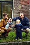 Weesp 1 december 2003
Pernille la Lau met vriend en kinderen eendjes voeren