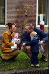 Weesp 1 december 2003
Pernille la Lau met vriend en kinderen eendjes voeren