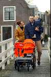 Weesp 1 december 2003
Pernille la Lau met vriend en kinderen en kinderwagen