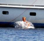 Porto Ercole 5 augustus 2003
Prins Willem Alexander zwemmend bij de jumbo VI