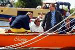 Kaagdorp 11 juli 2002
Prins Willem Alexander zeilend op een Oranje Regenboog zeilboot die hij net heeft gekregen samen met Theo Dietz
Beveiliging